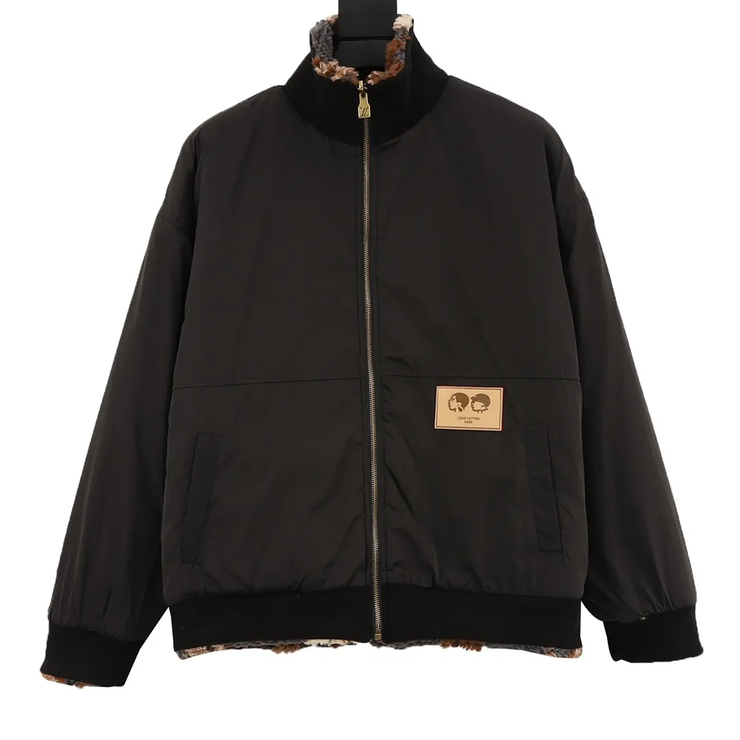 🅿️570 Louis Vuitton & Nigo floral double-sided fleece sherpa jacket. The original version was purchased for 22,200. It is made of 3D three-dimensional lamb wool. The light brown color of the custom-woven nylon fabric is ordered and dyed according to the original version. It is comfortable to wear and doubles the thermal performance. The lapel stand-up collar has a two-wear zipper design, which is easy to put on and take off to change the style at will. One side is plush, soft and fashionable, and the gray and black base is embellished with round textures in autumn and winter colors, showing a natural moss-like atmosphere, which enhances the style of the outfit. The other side is smooth and cotton-covered, which has a better effect of keeping warm and cold in autumn and winter. With the leather label pattern, it gives a relaxed feeling when wearing it on the street. Unisex Size: XS-L